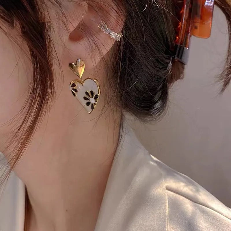 Aretes Corazón Flores Negras