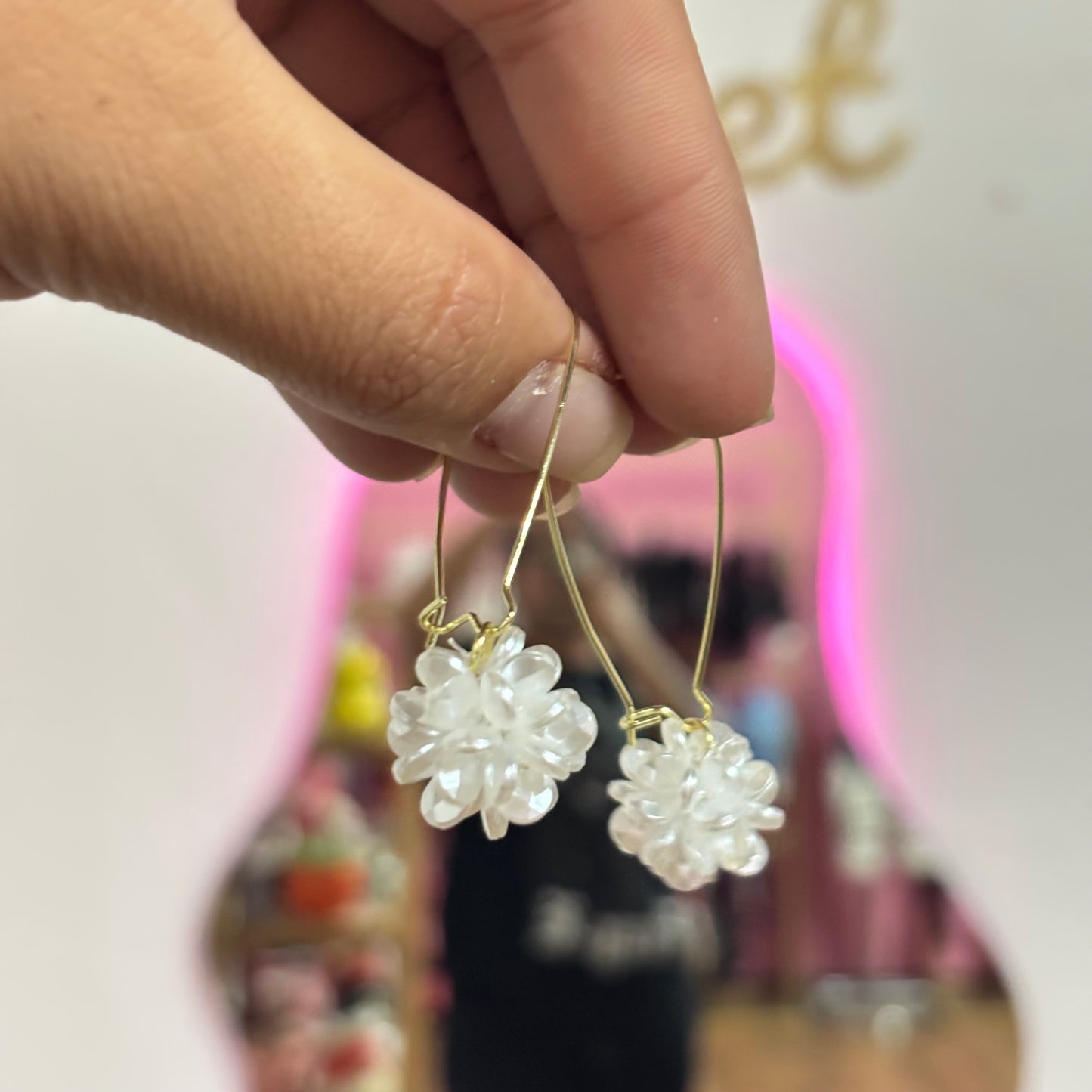 Aretes Colgantes Flor Blanca