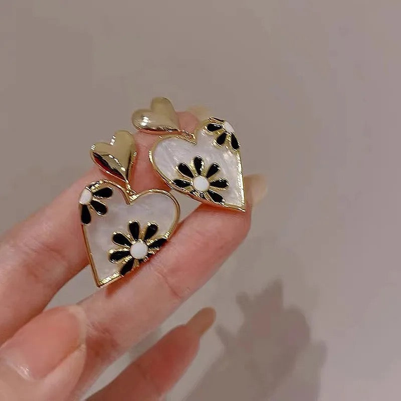 Aretes Corazón Flores Negras