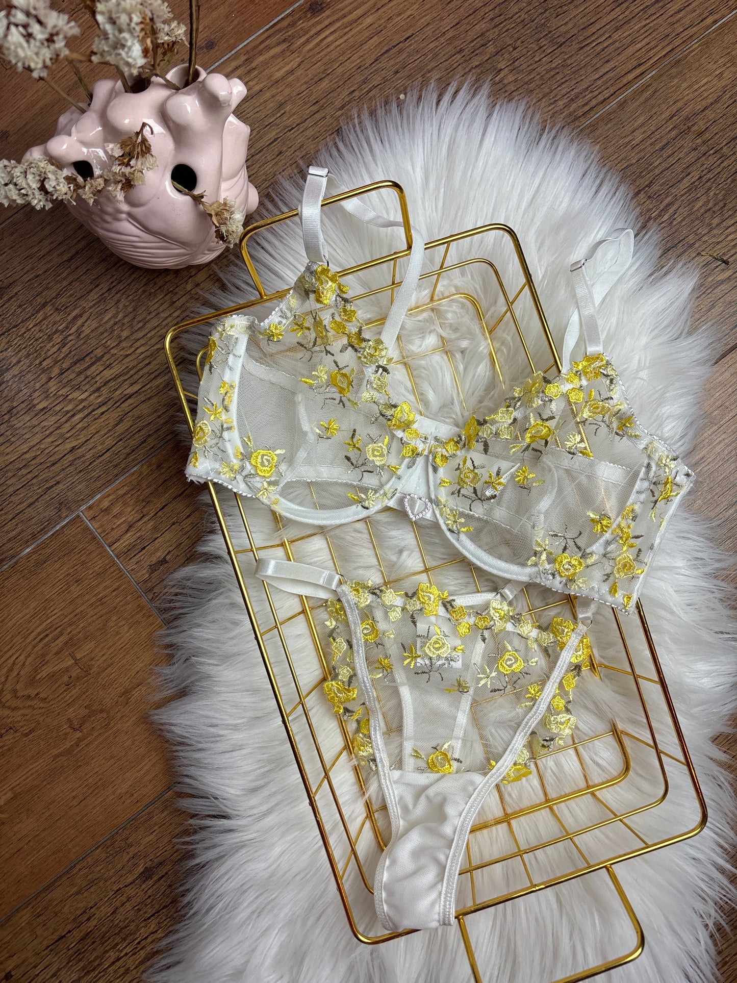 Lencería Flores Amarillas