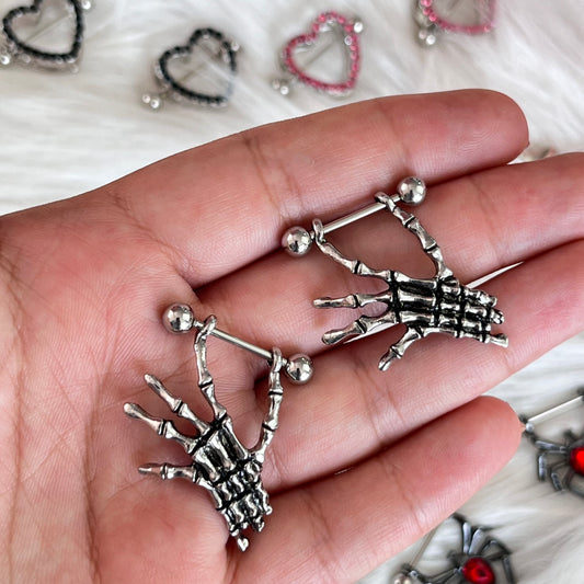 Piercing Nipple Mano Calavera