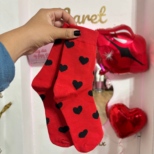 Calcetas Rojas y Corazones Negros