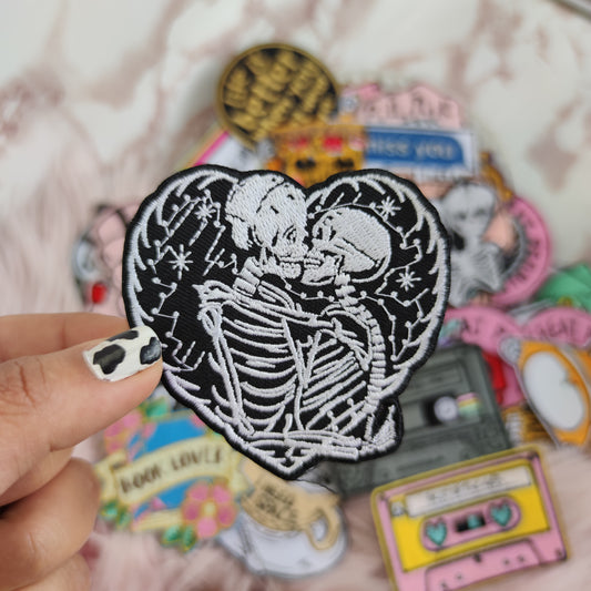 Parche Calaveras Besandose